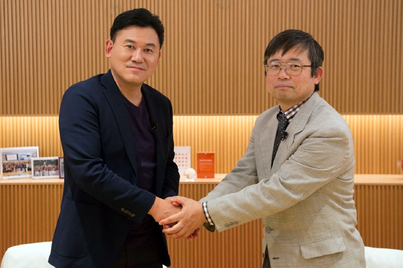 Rakuten CEO Hiroshi Mikitani and Dr. Hisataka Kobayashi, senior investigator at NIH.