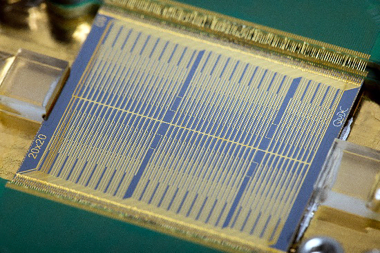 Largest quantum photonic processor compatible with quantum dots.