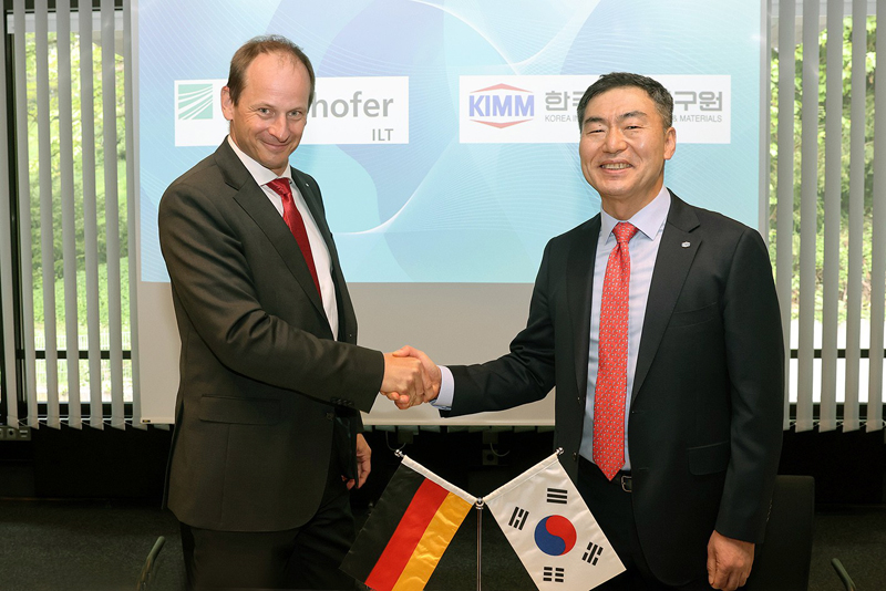Constantin Häfner, Director of Fraunhofer ILT and Sang Jin Park, President of KIMM.