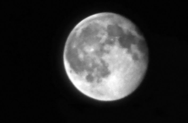 Image of the lunar surface using the large-aperture metalens telescope.