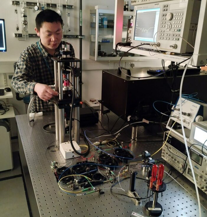 Southampton’s Tongun Liu performs experiments with photonic time crystal.