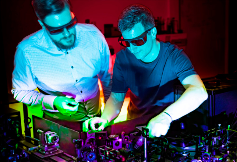 Andreas Tittl (left) and Luca Sortino in the lab at LMU.