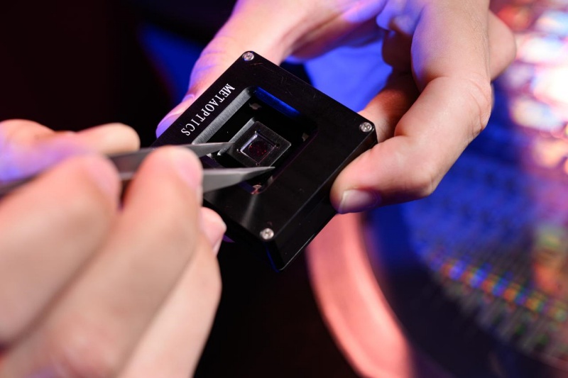 Single-layer glass metalens