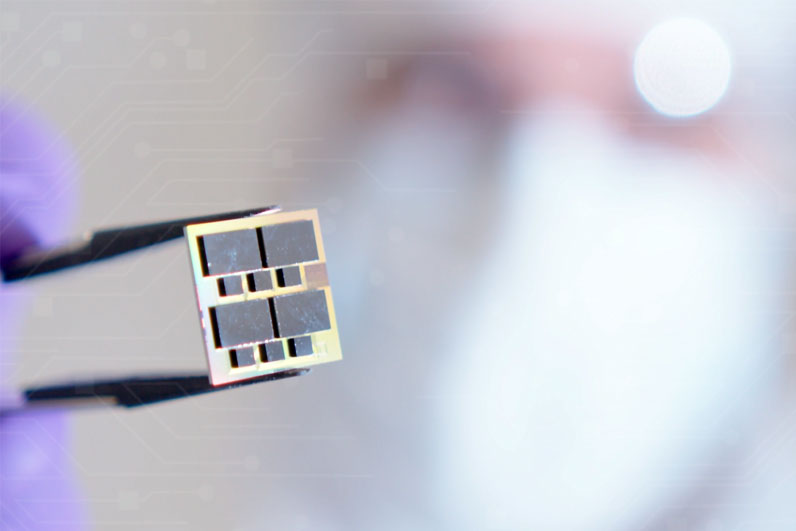 CEA’s dynamically-routed electro-optical router.