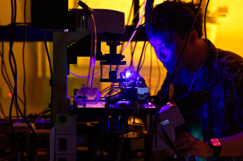 Roark Chao researches microLEDs at UCSB.