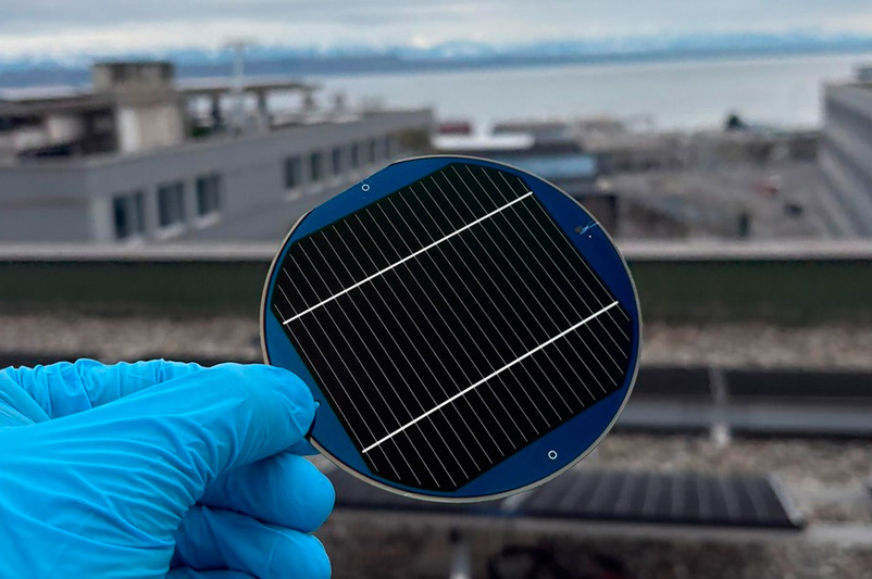 Triple-junction solar cell with record 30% efficiency.