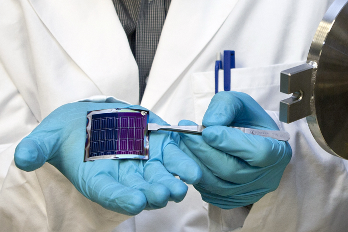 High efficiency, flexible CIGS solar cells on polyimide film developed using a new process.