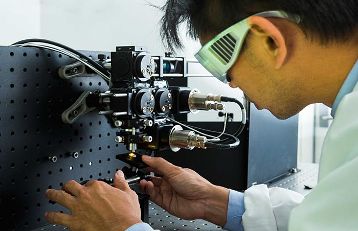 Dr Steve Lee works on a laser microscope system.