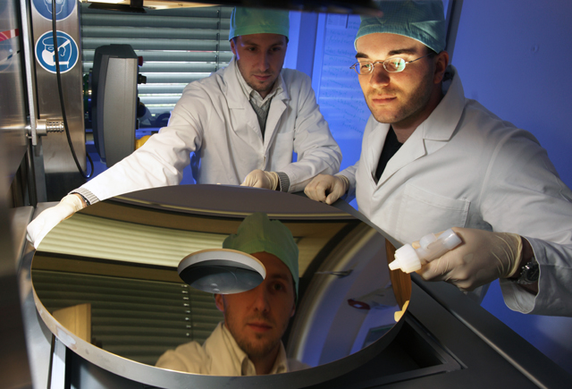 The coating of mirrors is carried out with atomic precision at Fraunhofer IOF.