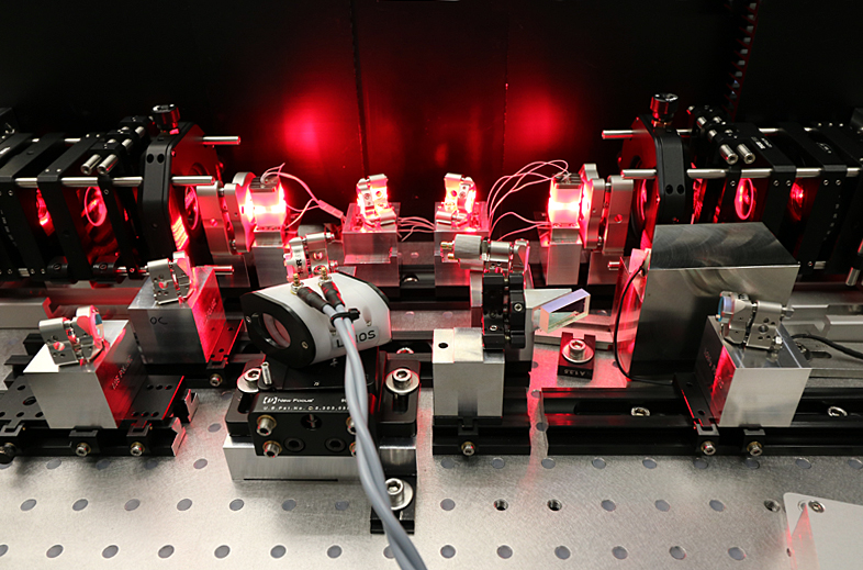 Lab demonstrator of a diode-pumped alexandrite laser.