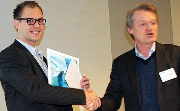 Alexander Strandberg receives award from Magnus Breidne.