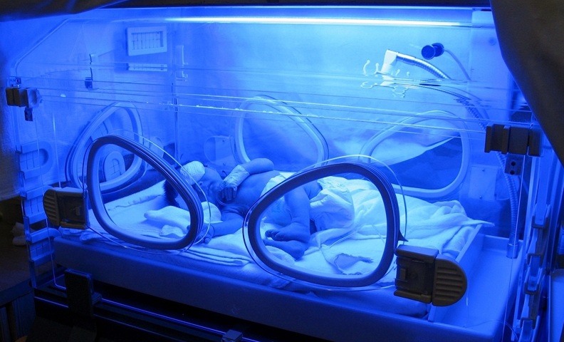 Conventional photonic treatment of jaundiced newborns in an incubator.