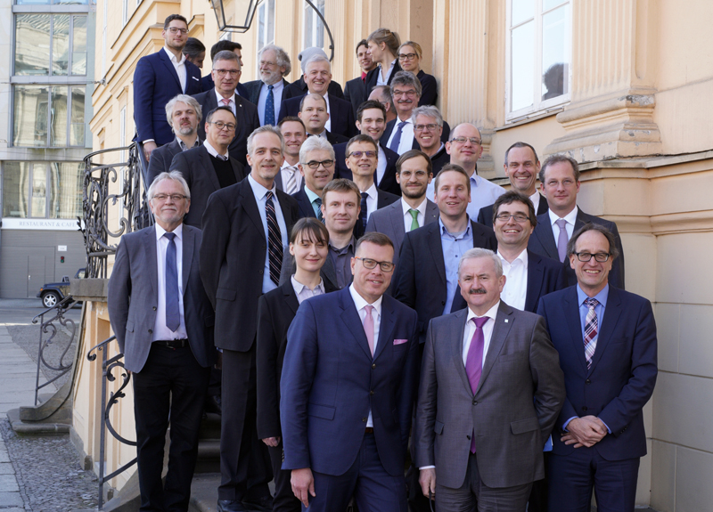 The QUILT team with Fraunhofer President Prof. Reimund Neugebauer (front).