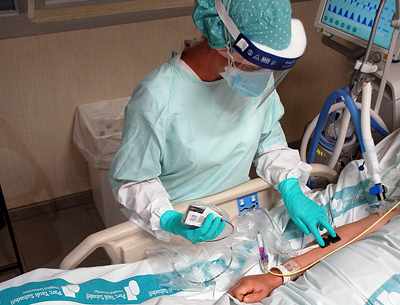 A doctor uses the HemoCovid-19 device on a patient at Parc Taulí Hospital.