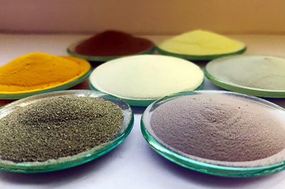 Raw material, coated with nanoparticles for color laser-based 3D printing.