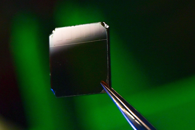 A 2D coat of a perovskite compound is the basis for an efficient solar cell.