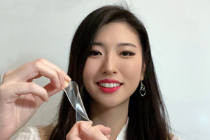 Kyungjin Kim demonstrating a stretched elastomer film. 