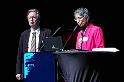 Prof. Anita Mahadevan-Jansen presents SPIE Mozi Award to Thomas Ebbesen.