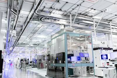 Production tools fill the cleanroom of Fab 34, Intel’s new manufacturing facility. 