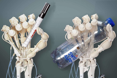 3D printed in one go: A robotic hand made of varyingly rigid and elastic polymers. 