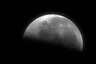 Image of the Moon taken by the Harvard SEAS metalens.