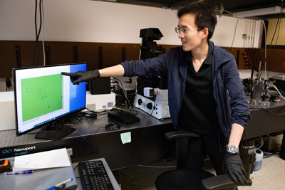 Siyuan Huang demonstrates the technology in Yuebing Zheng’s lab.