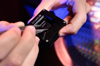 Single-layer glass metalens