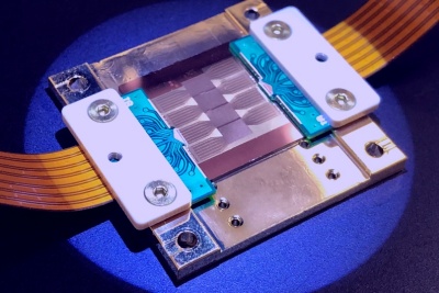 Fiber-linked silicon qubits