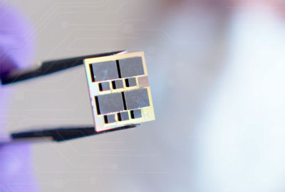 CEA’s dynamically-routed electro-optical router.