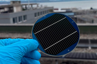 Triple-junction solar cell with record 30% efficiency.