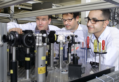 Christoph Hauri, Carlo Vicario and Mostafa Shalaby in the laser laboratory at PSI. 