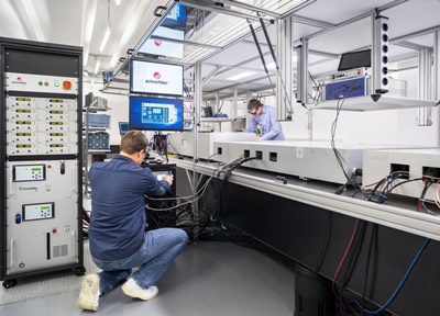 Fingers on the pulse: the Jena team's ultrafast laser system